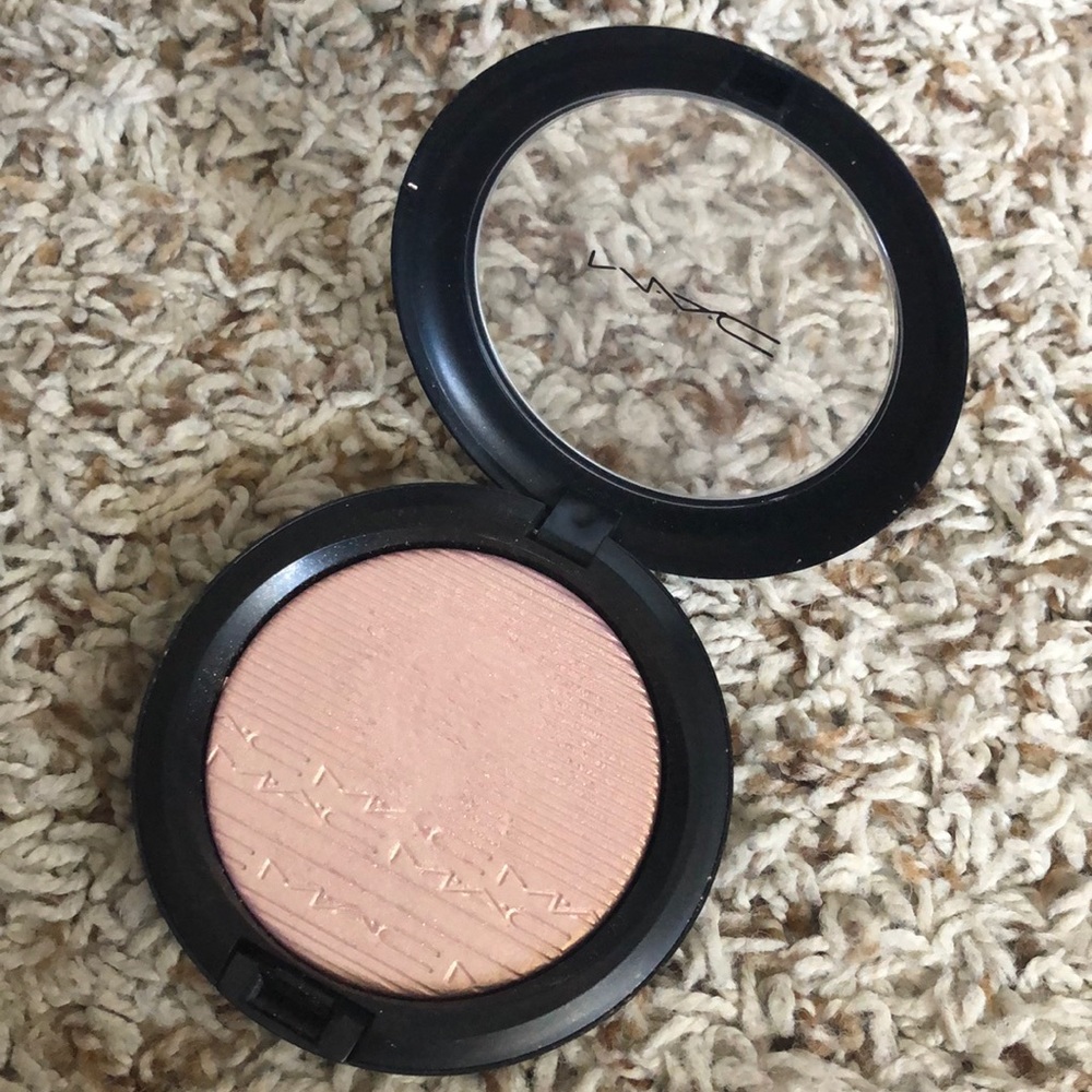 MAC beaming blush extra dimension skin finish